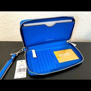 Michael Kors Multifunction Smartphone Wristlet